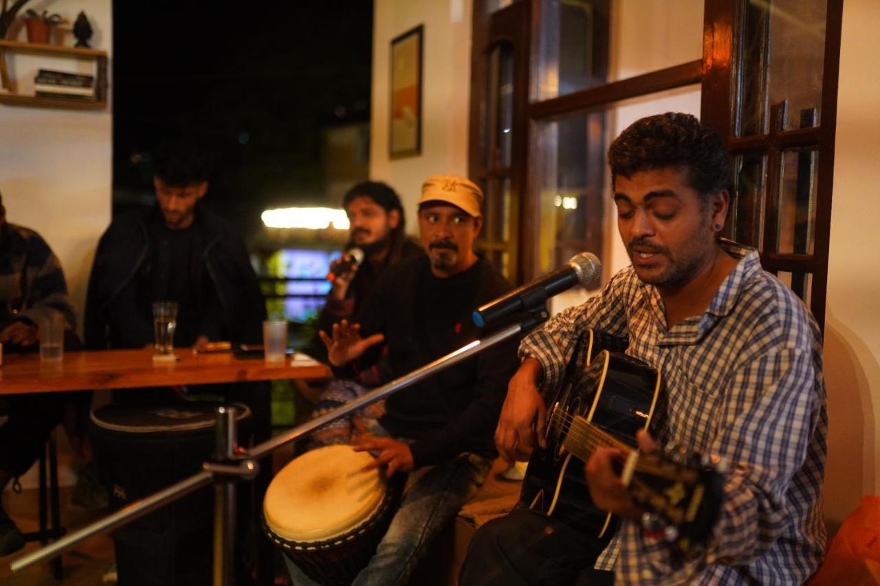 Young Monk Hostel & Cafe Dharamkot แมคลอยด์กันจ์ ภายนอก รูปภาพ