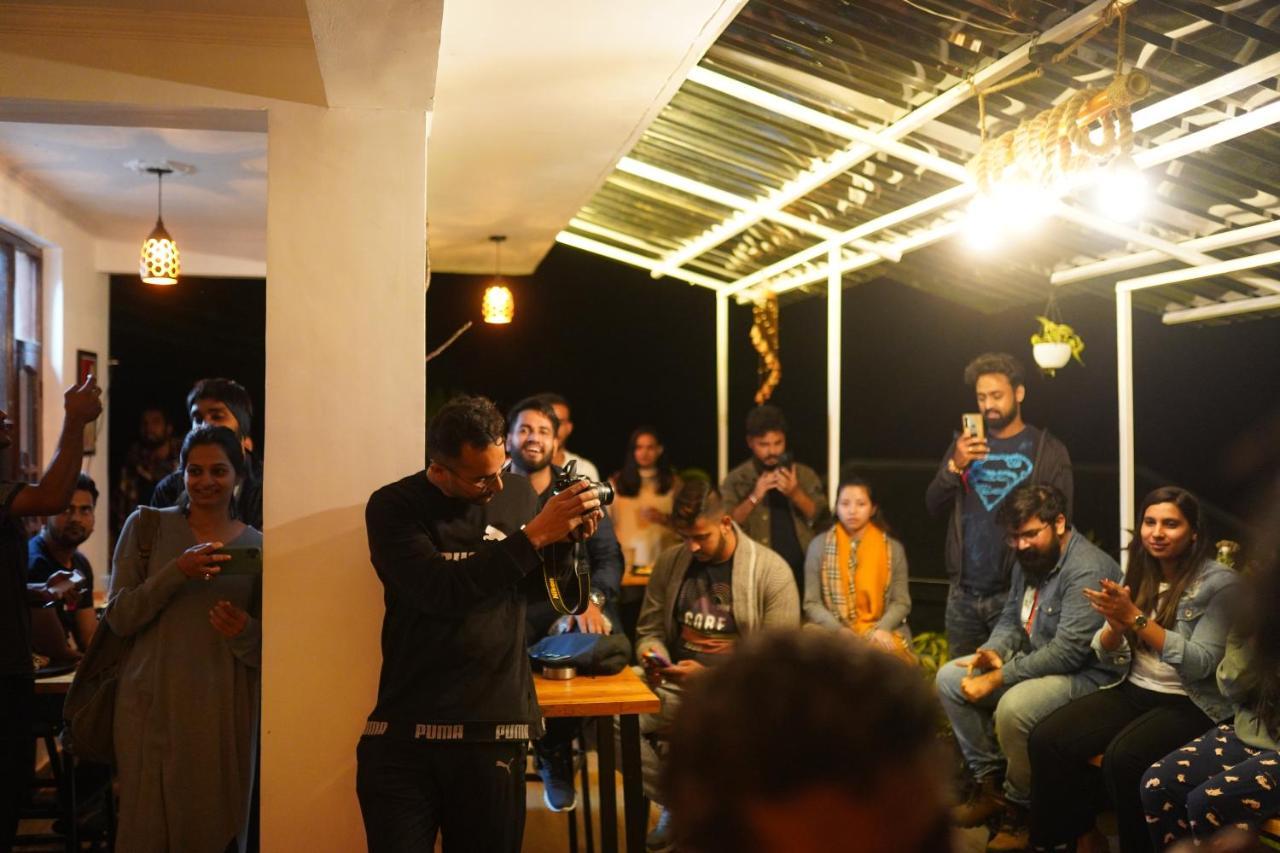 Young Monk Hostel & Cafe Dharamkot แมคลอยด์กันจ์ ภายนอก รูปภาพ