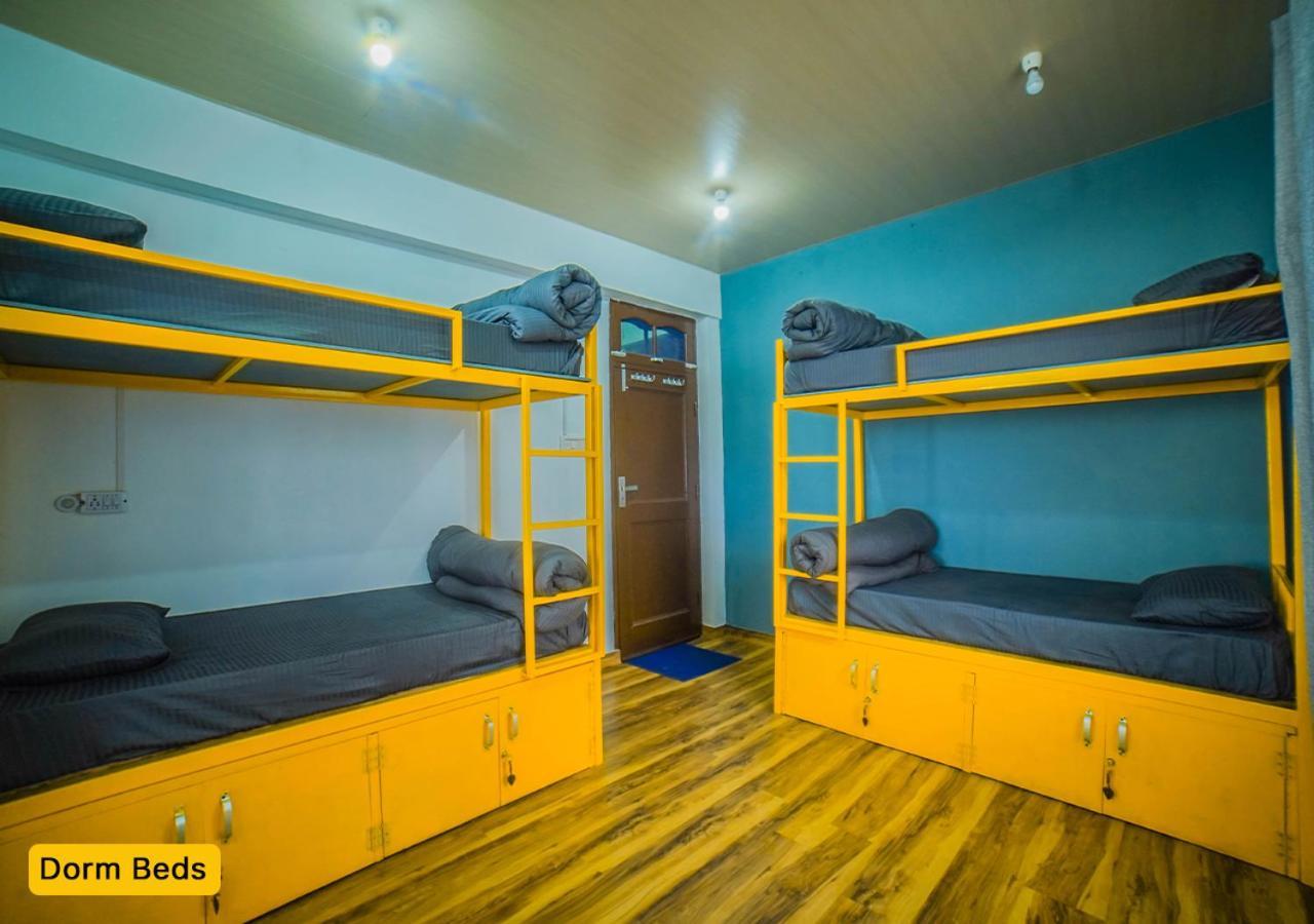 Young Monk Hostel & Cafe Dharamkot แมคลอยด์กันจ์ ภายนอก รูปภาพ