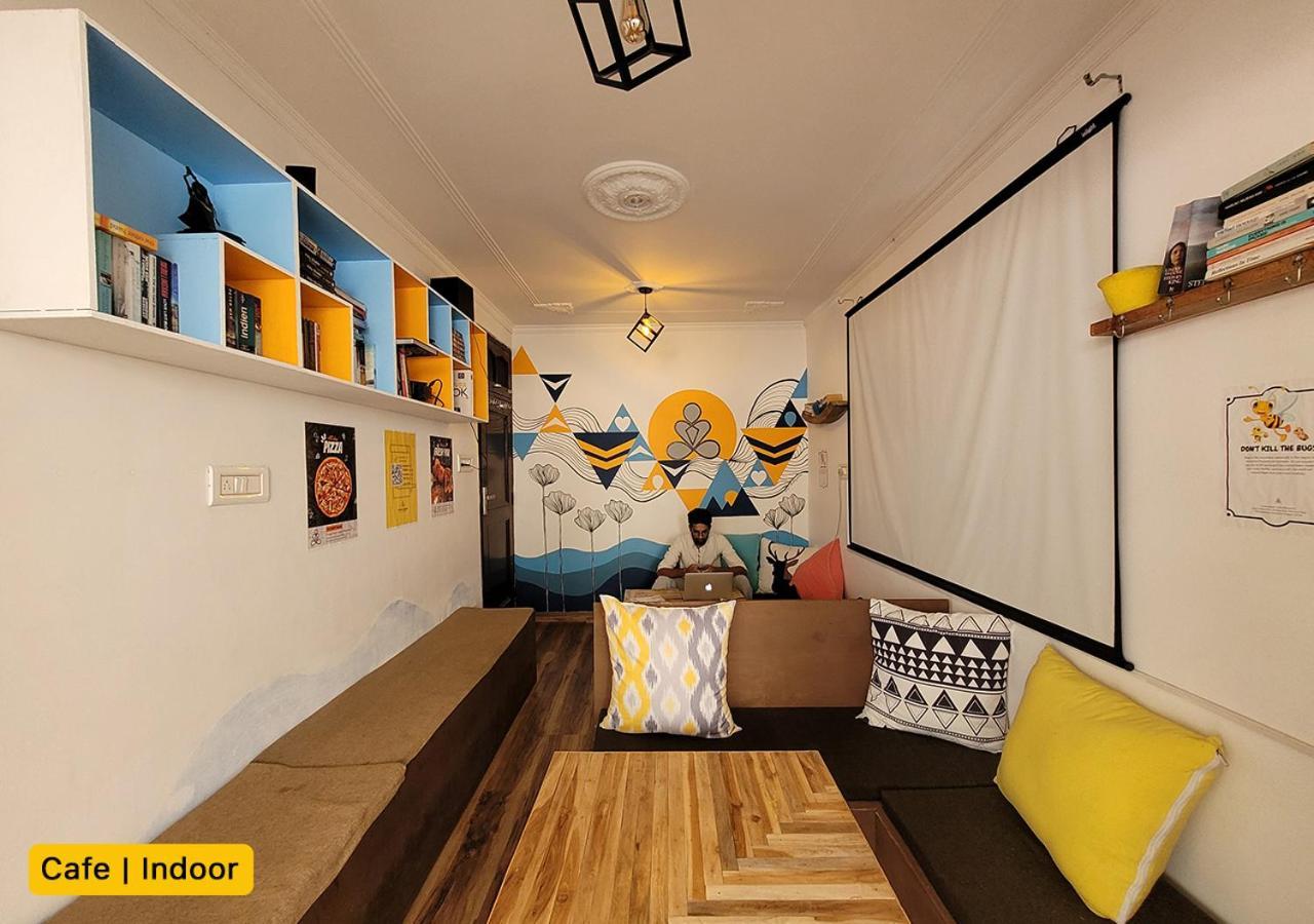 Young Monk Hostel & Cafe Dharamkot แมคลอยด์กันจ์ ภายนอก รูปภาพ