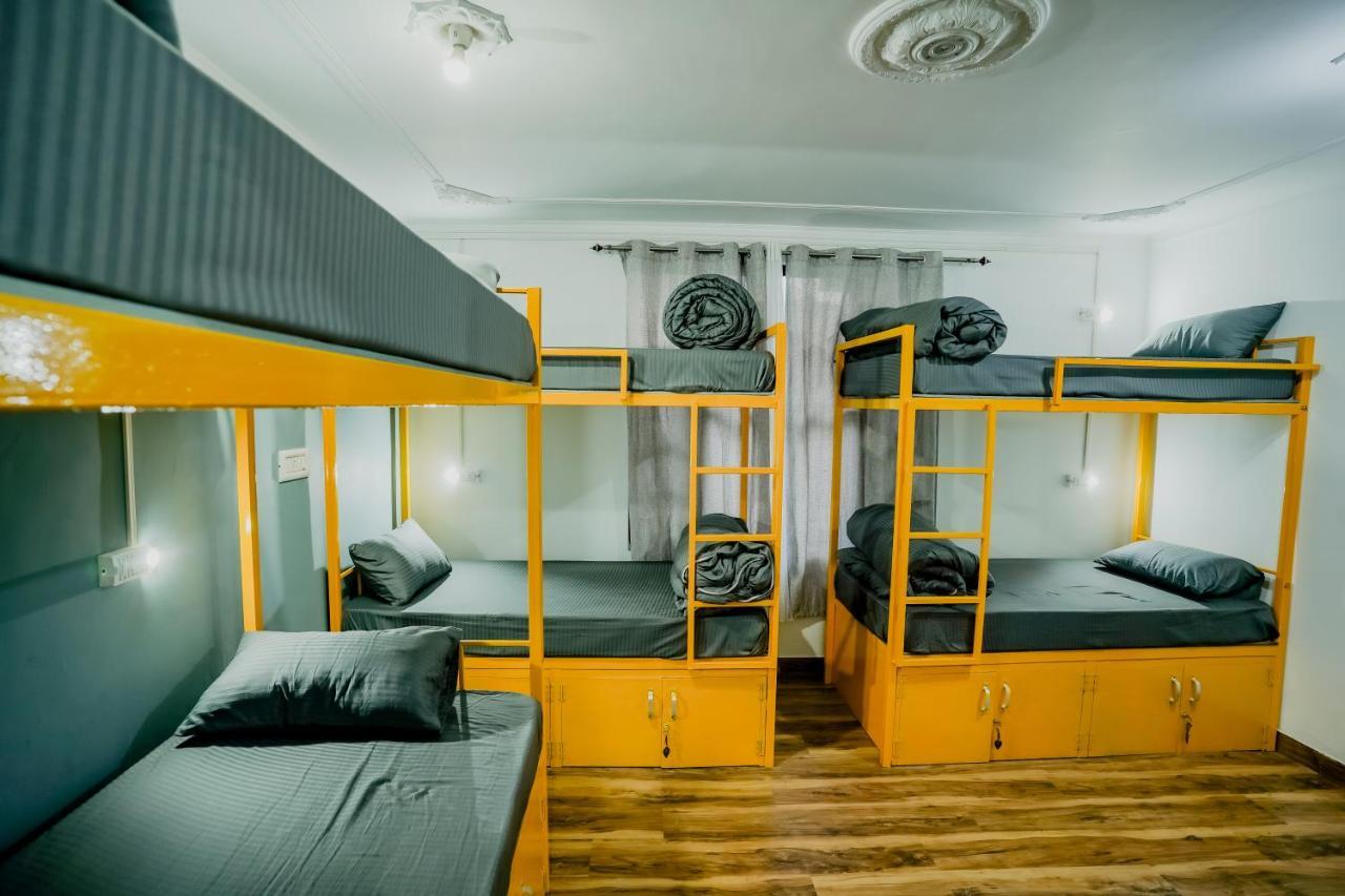 Young Monk Hostel & Cafe Dharamkot แมคลอยด์กันจ์ ภายนอก รูปภาพ