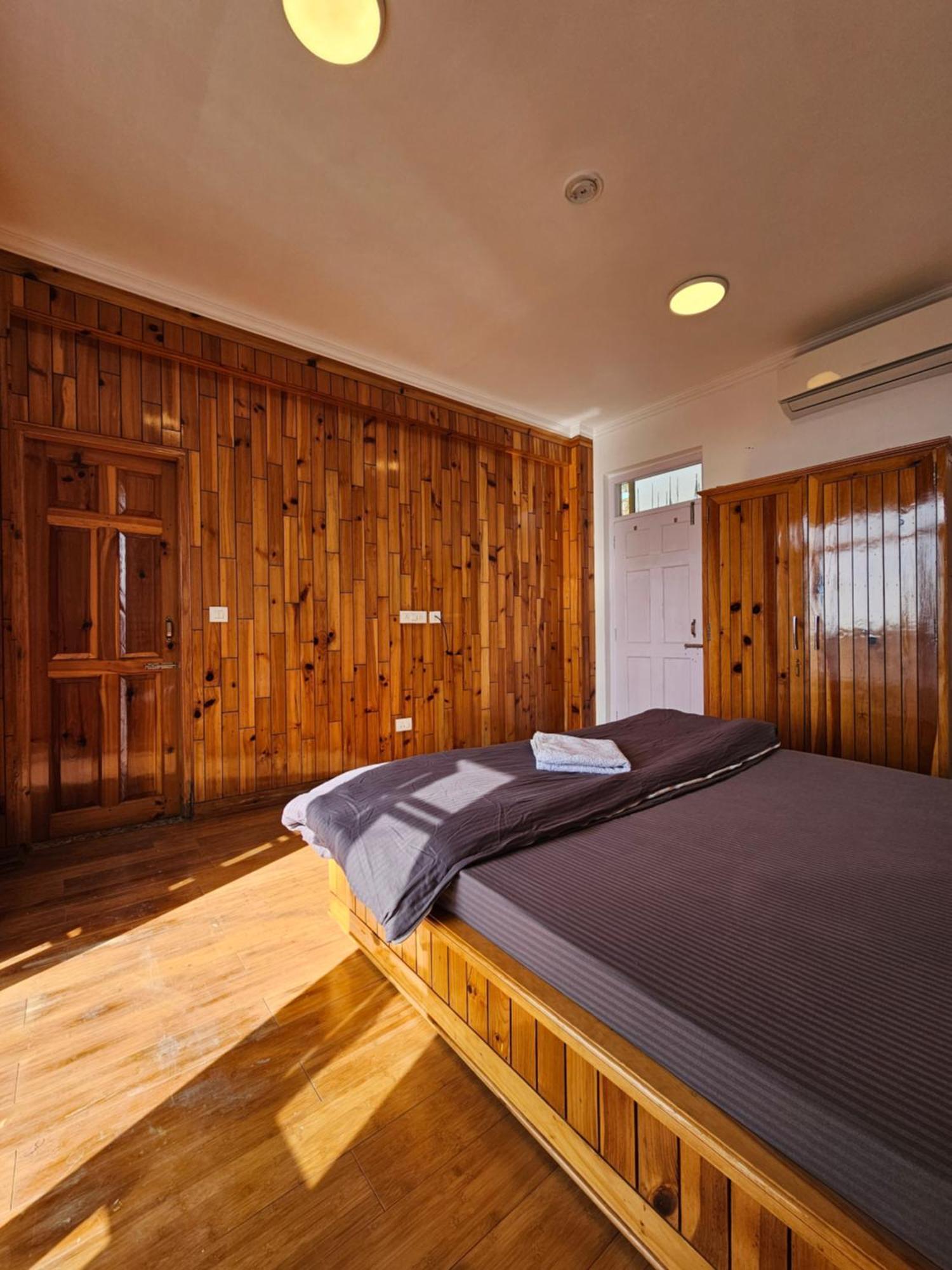 Young Monk Hostel & Cafe Dharamkot แมคลอยด์กันจ์ ภายนอก รูปภาพ