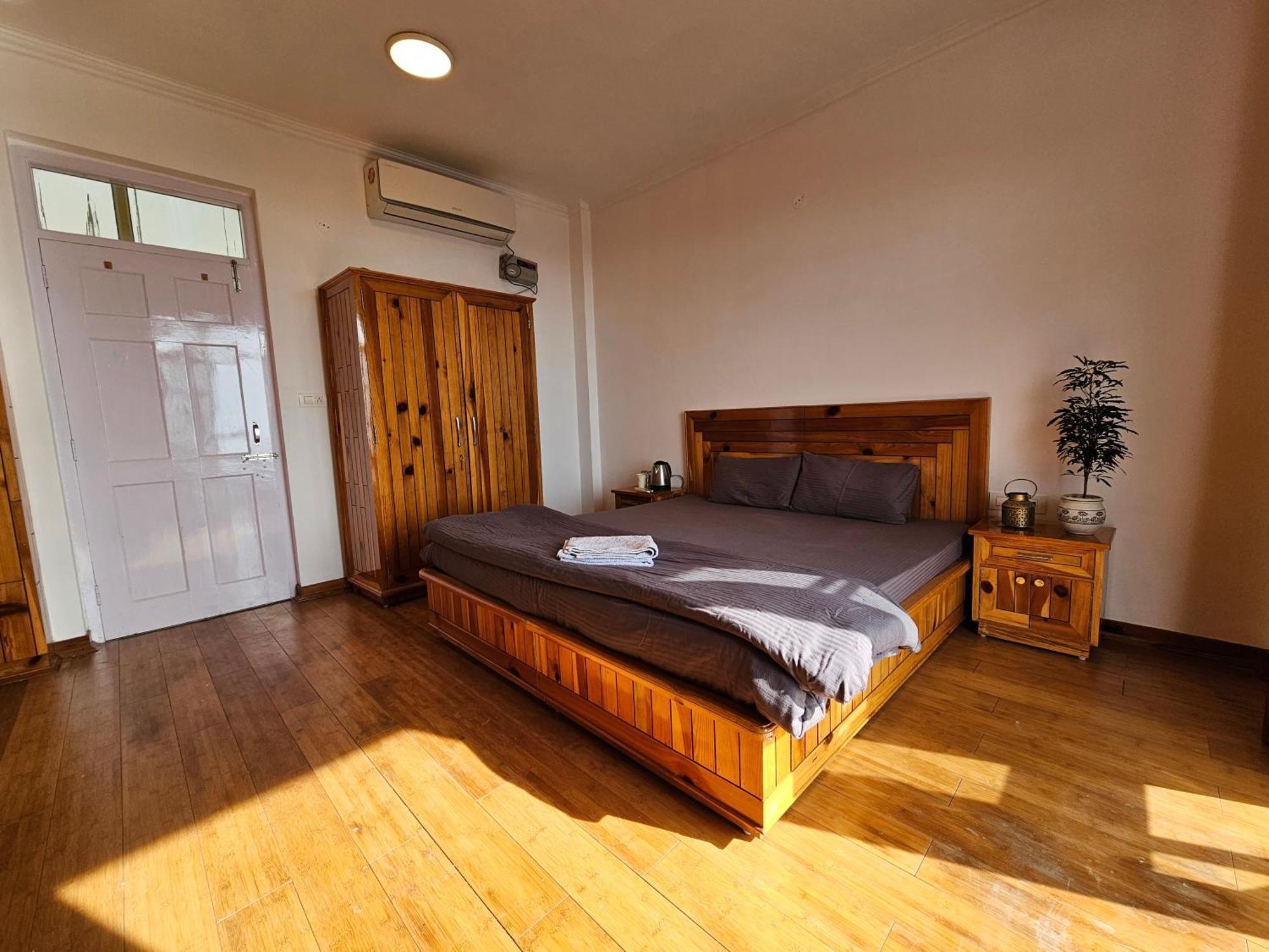 Young Monk Hostel & Cafe Dharamkot แมคลอยด์กันจ์ ภายนอก รูปภาพ