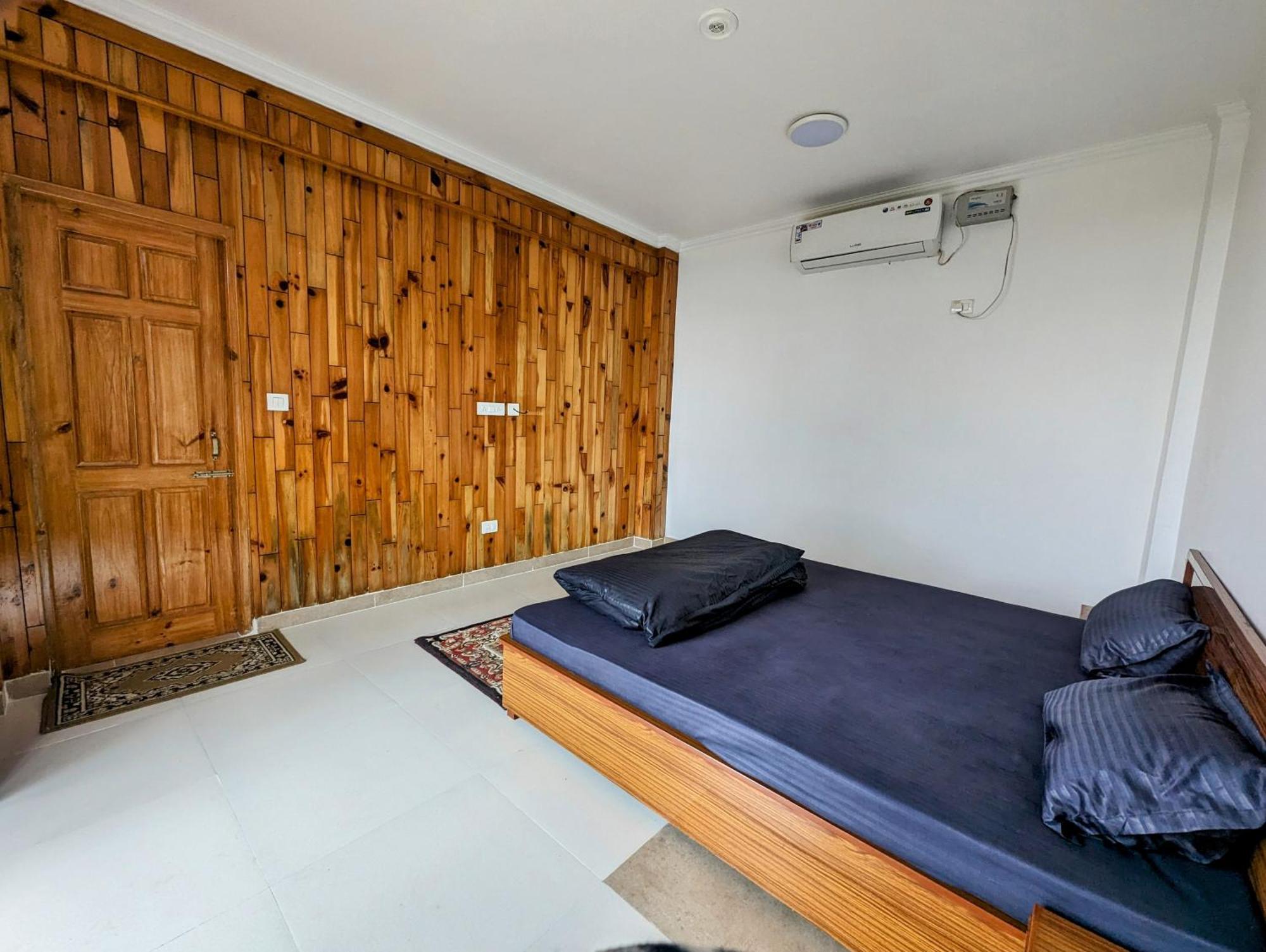 Young Monk Hostel & Cafe Dharamkot แมคลอยด์กันจ์ ภายนอก รูปภาพ