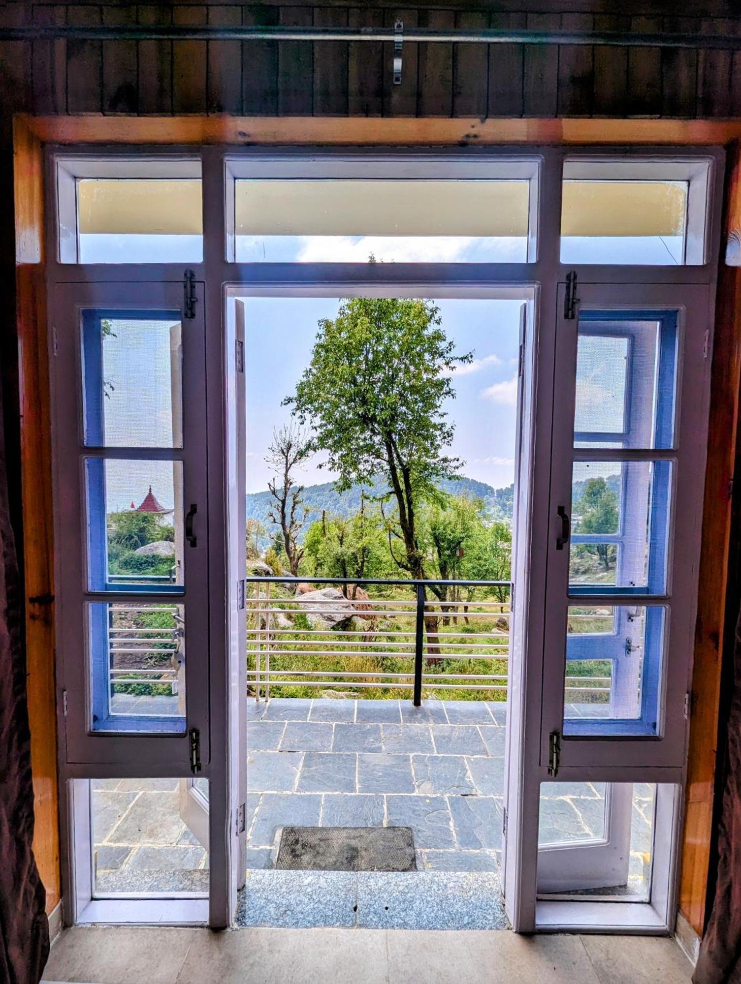 Young Monk Hostel & Cafe Dharamkot แมคลอยด์กันจ์ ภายนอก รูปภาพ